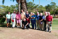 Golf-Senioren und Gastgeber auf dem Golfplatz Islantilla